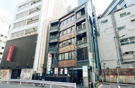 新宿三丁目駅徒歩1分・アクセス抜群な好立地