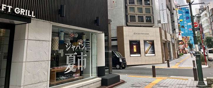 3 道の左側にある「BEAMS」と「GINZA　TANAKA」の間の路地を左に曲がります。